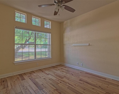 610 Palo Alto Ln - Photo Thumbnail 7