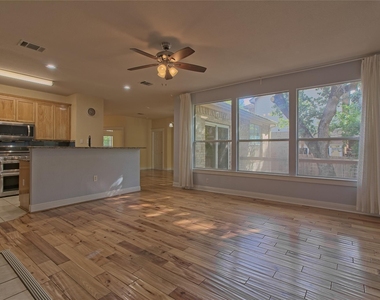 610 Palo Alto Ln - Photo Thumbnail 15