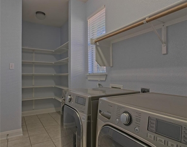 610 Palo Alto Ln - Photo Thumbnail 19