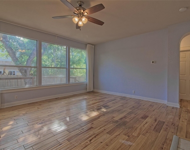 610 Palo Alto Ln - Photo Thumbnail 16
