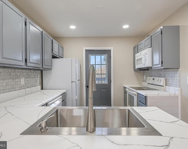 102 N Caroline Place - Photo Thumbnail 4