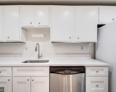 813 Maryland Avenue Ne - Photo Thumbnail 5