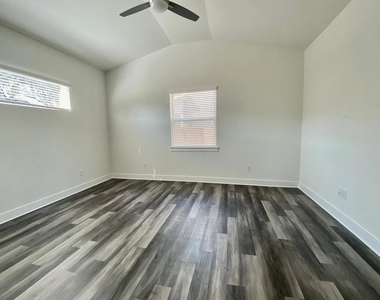 6102 Caddie St - Photo Thumbnail 8