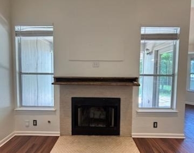 322 Meadowside Dr - Photo Thumbnail 4