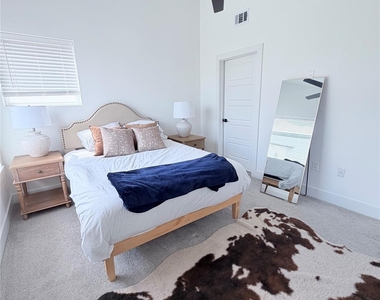1417 Kramer Ln - Photo Thumbnail 18