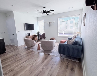 1417 Kramer Ln - Photo Thumbnail 11