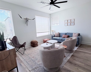 1417 Kramer Ln - Photo Thumbnail 12