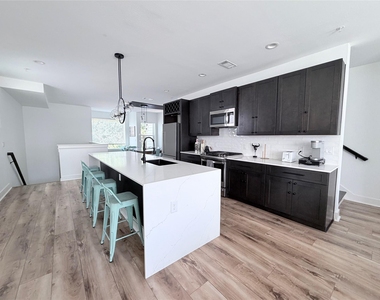 1417 Kramer Ln - Photo Thumbnail 10