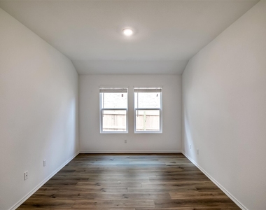 1740 Catahoula Dr - Photo Thumbnail 4