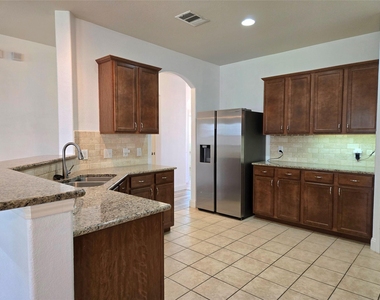 520 Brown Juniper Way - Photo Thumbnail 5