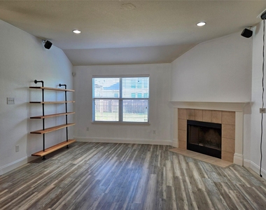 520 Brown Juniper Way - Photo Thumbnail 6