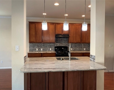 15104 Fernhill Dr - Photo Thumbnail 6