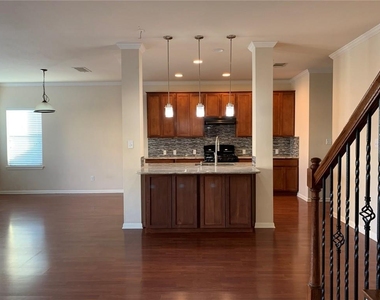 15104 Fernhill Dr - Photo Thumbnail 5