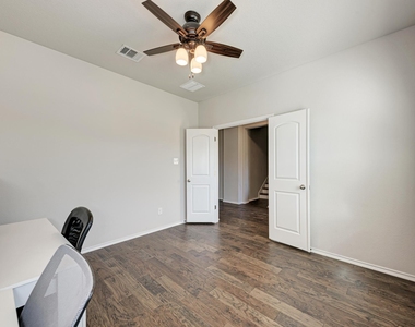 136 Finley St - Photo Thumbnail 3