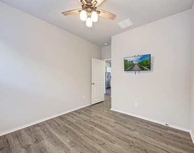 136 Finley St - Photo Thumbnail 28