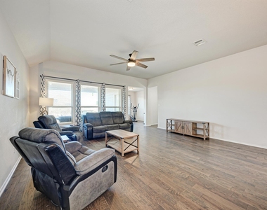 136 Finley St - Photo Thumbnail 14