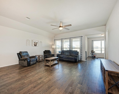 136 Finley St - Photo Thumbnail 13