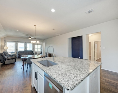 136 Finley St - Photo Thumbnail 7
