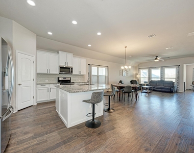 136 Finley St - Photo Thumbnail 4