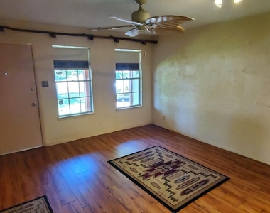 1806 Cherry Orchard Dr - Photo Thumbnail 5
