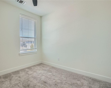 1802 Roseburg Dr - Photo Thumbnail 16