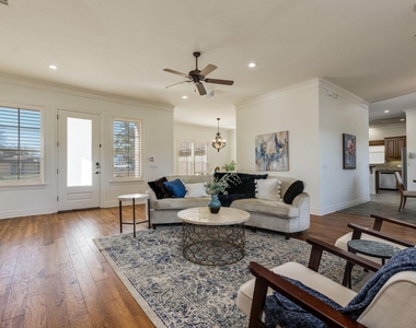 132 Lakeway Dr - Photo Thumbnail 7