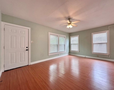 914 E 39th St - Photo Thumbnail 2