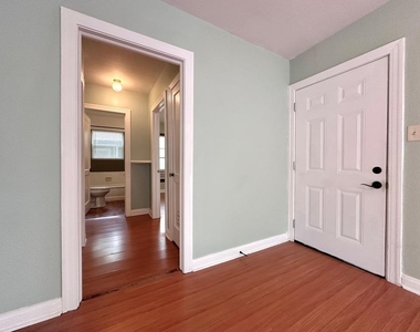 914 E 39th St - Photo Thumbnail 16
