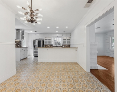 3300 Harris Park Ave - Photo Thumbnail 4