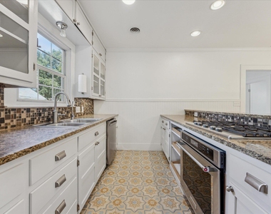 3300 Harris Park Ave - Photo Thumbnail 6