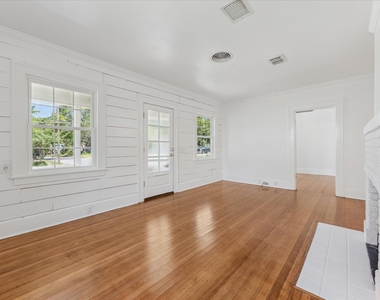 3300 Harris Park Ave - Photo Thumbnail 2