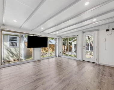 3300 Harris Park Ave - Photo Thumbnail 14