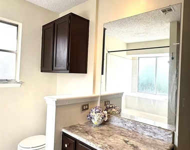 6320 Avery Island Ave - Photo Thumbnail 9