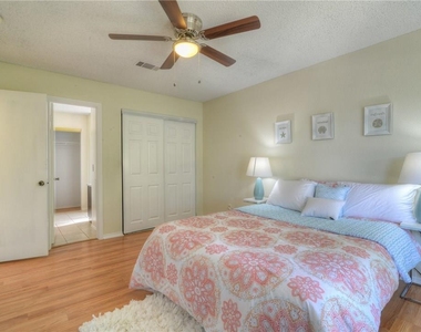 6320 Avery Island Ave - Photo Thumbnail 12
