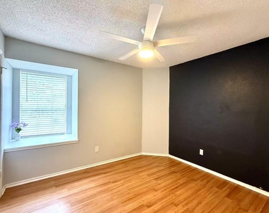 6320 Avery Island Ave - Photo Thumbnail 10