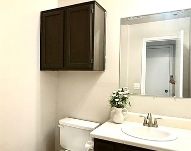 6320 Avery Island Ave - Photo Thumbnail 7