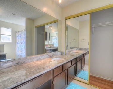 6320 Avery Island Ave - Photo Thumbnail 14