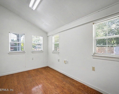 4252 Pinewood Avenue - Photo Thumbnail 7