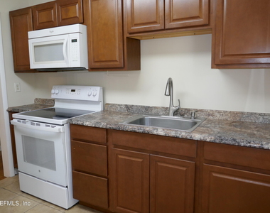 2404 Red Oak Drive - Photo Thumbnail 7