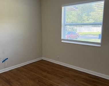 2404 Red Oak Drive - Photo Thumbnail 12