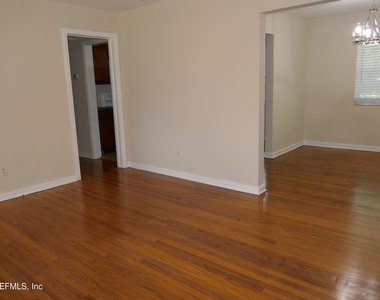 2404 Red Oak Drive - Photo Thumbnail 4