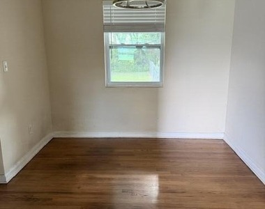 2404 Red Oak Drive - Photo Thumbnail 5