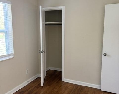 2404 Red Oak Drive - Photo Thumbnail 13
