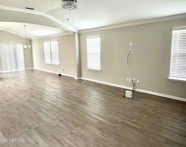 574 Northside Drive S - Photo Thumbnail 7