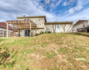 585 Cambridge Way - Photo Thumbnail 28