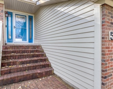 585 Cambridge Way - Photo Thumbnail 2