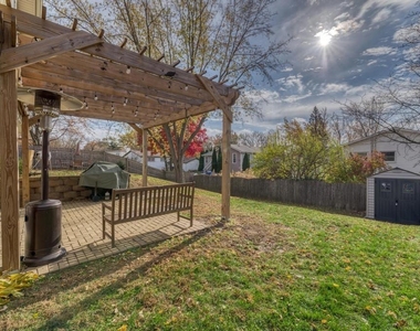 585 Cambridge Way - Photo Thumbnail 27