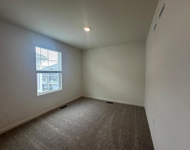 2267 Glacier Street - Photo Thumbnail 20