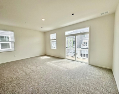 2267 Glacier Street - Photo Thumbnail 12