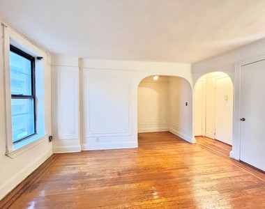 398 East 52nd Street - Photo Thumbnail 5